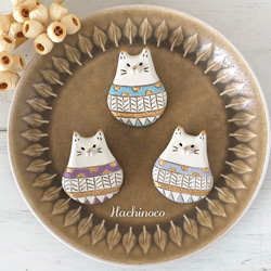 【Hachinocoブローチ祭】 幾何学パターン猫ブローチ/ パープル 2枚目の画像