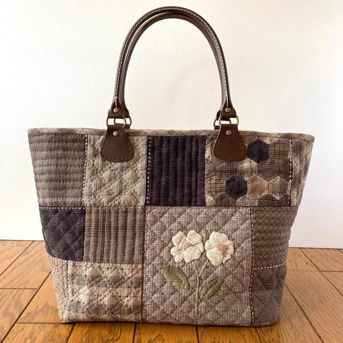 アップリケと刺繍のパッチワークキルトバッグ トートバッグ