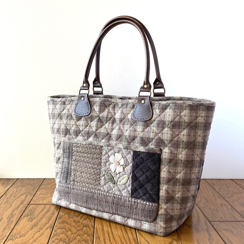 アップリケと刺繍のパッチワークキルトバッグ トートバッグ アップリケと刺繍のパッチワークキルトバッグ トートバッグ