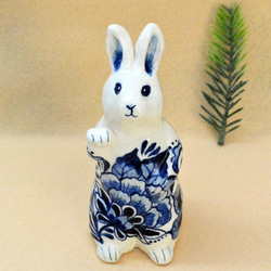 招きウサギ　陶器の絵付 右手あげ（C)　ブルーの植物柄　干支・卯　うさぎ　招き猫　縁起物　手作り陶器・陶芸 2枚目の画像