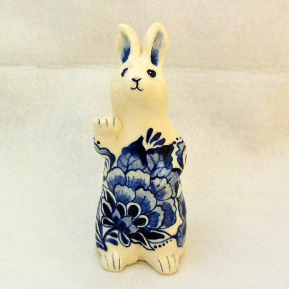 招きウサギ　陶器の絵付 右手あげ（C)　ブルーの植物柄　干支・卯　うさぎ　招き猫　縁起物　手作り陶器・陶芸 10枚目の画像