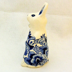 招きウサギ　陶器の絵付 右手あげ（C)　ブルーの植物柄　干支・卯　うさぎ　招き猫　縁起物　手作り陶器・陶芸 12枚目の画像