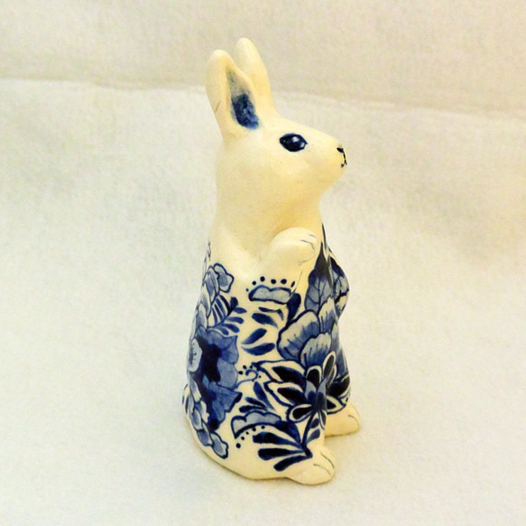 招きウサギ　陶器の絵付 右手あげ（C)　ブルーの植物柄　干支・卯　うさぎ　招き猫　縁起物　手作り陶器・陶芸 11枚目の画像