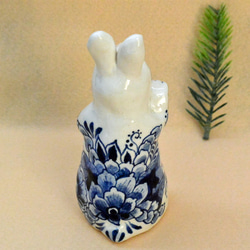 招きウサギ　陶器の絵付 右手あげ（C)　ブルーの植物柄　干支・卯　うさぎ　招き猫　縁起物　手作り陶器・陶芸 3枚目の画像
