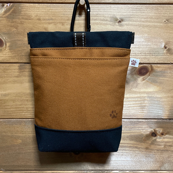 カラビナ付き　帆布　消臭肉球マナーポーチ　レンガ色　口大きめ 1枚目の画像