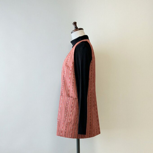 着物リメイク 手織り紬のベスト 縞に抽象模様 裏付き ベスト てまや