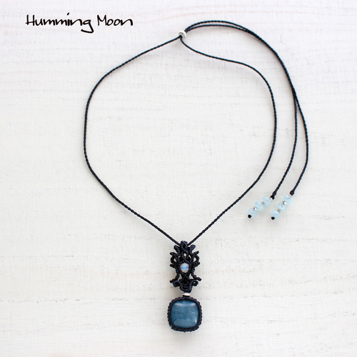 レインボームーンストーン　アクアマリン　マクラメネックレス こぼれる雫♪レインボームーンストーンとアクアマリンの天然石