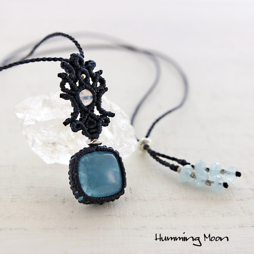 アクアマリンとレインボームーンストーンのマクラメペンダント