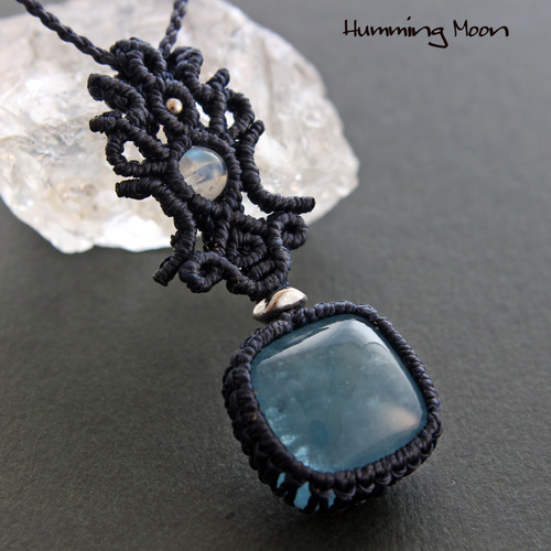 レインボームーンストーン　アクアマリン　マクラメネックレス こぼれる雫♪レインボームーンストーンとアクアマリンの天然石