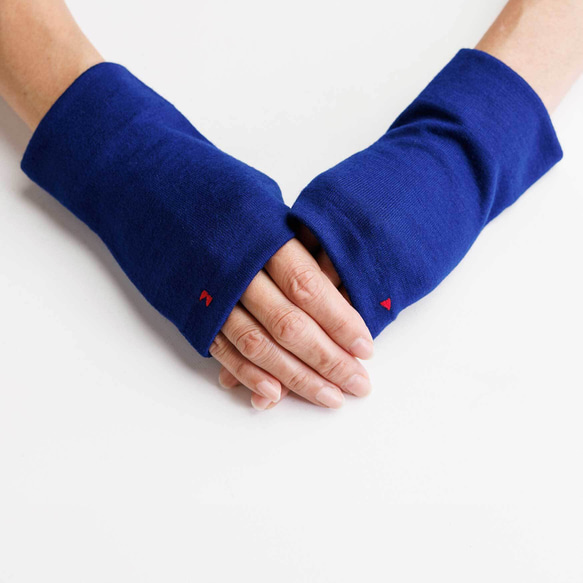 ブルー 青  冬 コーデ やわらかい アームウォーマー 上質ウール100％ 伝統 手袋  送料無料 6枚目の画像