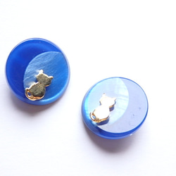 アクリルボタンのイヤリング：瑠璃月猫 3枚目の画像