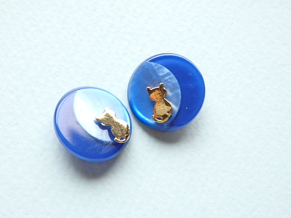 アクリルボタンのイヤリング：瑠璃月猫 5枚目の画像