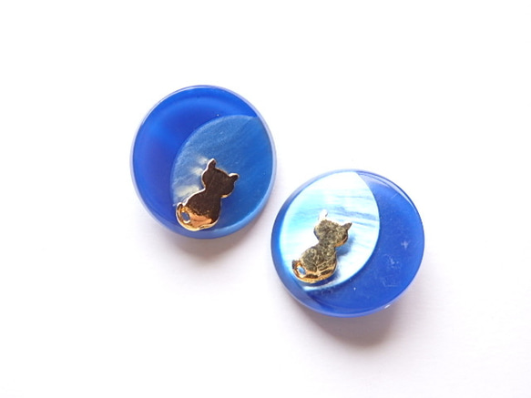 アクリルボタンのイヤリング：瑠璃月猫 1枚目の画像