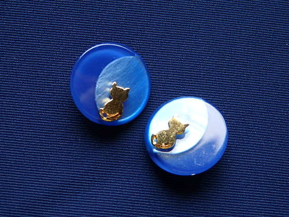 アクリルボタンのイヤリング：瑠璃月猫 2枚目の画像