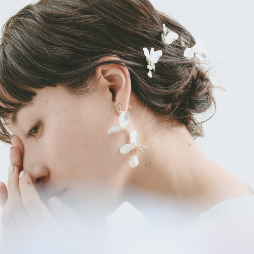 人気便利グッズ マットシルバーフラワー 花びらパール ピアス イヤリング 結婚式 アクセサリー