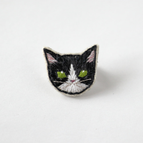 黒白ハチワレ 猫刺繍ブローチ ブローチ Homietoby 通販｜Creema 