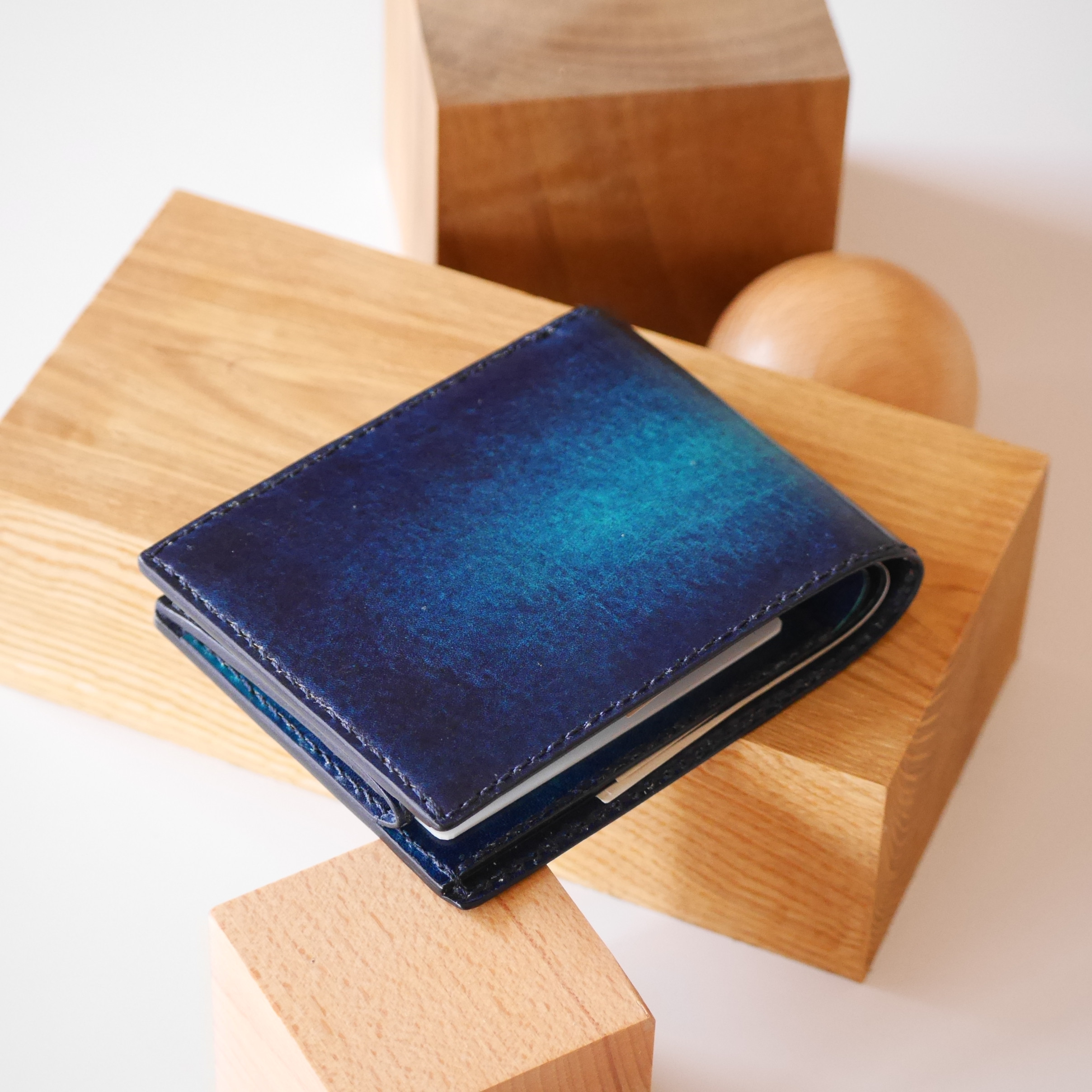 シンプル二つ折り財布　ヌメ革　紺　ネイビー　【深海の色】