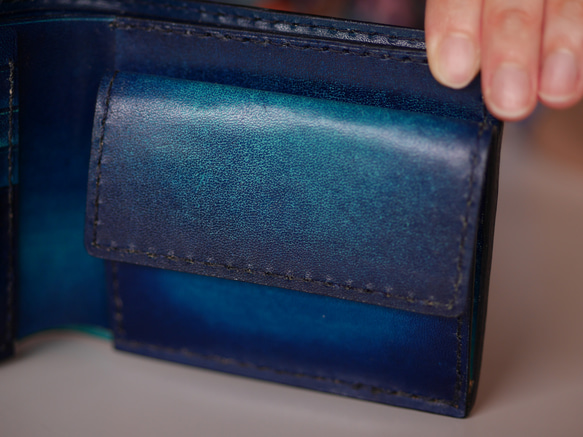 シンプル二つ折り財布　ヌメ革　紺　ネイビー　【深海の色】 7枚目の画像