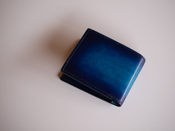シンプル二つ折り財布　ヌメ革　紺　ネイビー　【深海の色】 1枚目の画像