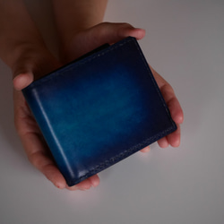 シンプル二つ折り財布　ヌメ革　紺　ネイビー　【深海の色】 2枚目の画像
