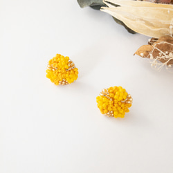 ミニ丸シリーズ　mimosa （ピアス/イヤリング）刺繍　ビーズ刺繍 1枚目の画像