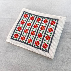 ハンドメイド手縫い刺繍小さめ花畑ポーチ 4枚目の画像
