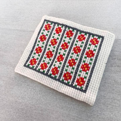 ハンドメイド手縫い刺繍小さめ花畑ポーチ 1枚目の画像