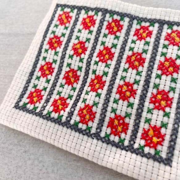 ハンドメイド手縫い刺繍小さめ花畑ポーチ 5枚目の画像