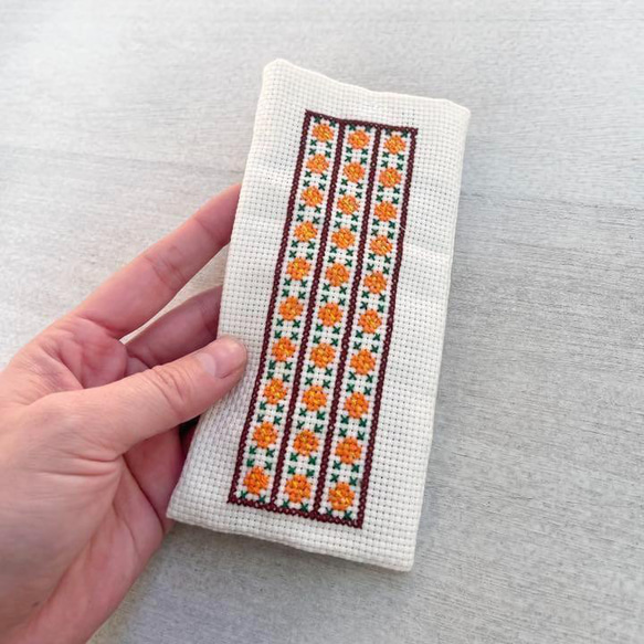 ハンドメイド手縫い刺繍小花柄ポーチ　眼鏡ケース　ペンケース 3枚目の画像