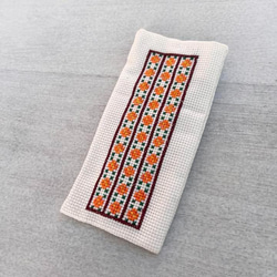ハンドメイド手縫い刺繍小花柄ポーチ　眼鏡ケース　ペンケース 2枚目の画像