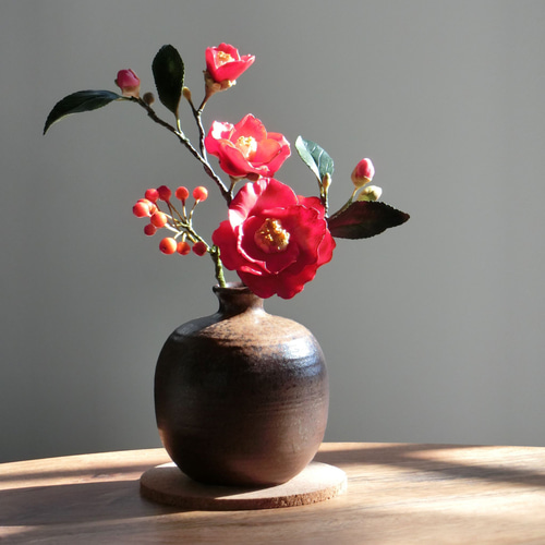 ✿【 粘土置物 】初春のお部屋に「さりげなくても華やぐ」赤椿と