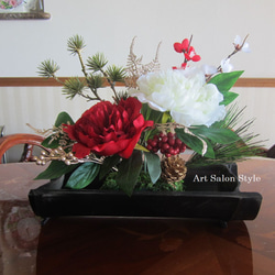 【早割お正月2024】黒竹花器に紅白ピオニーのお正月飾り 1枚目の画像