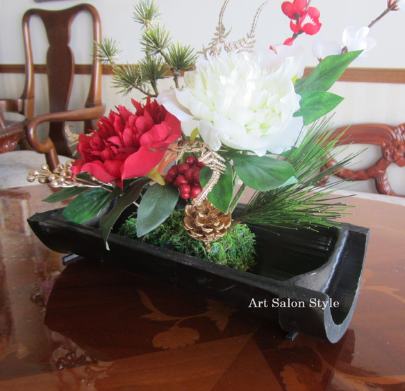 【早割お正月2024】黒竹花器に紅白ピオニーのお正月飾り 4枚目の画像