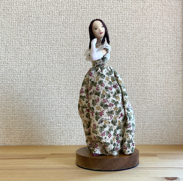 ドレスを纏う人形（椿姫） 5枚目の画像