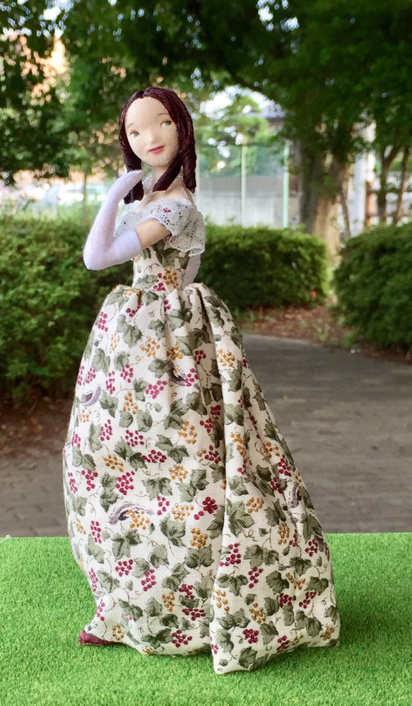 ドレスを纏う人形（椿姫） 2枚目の画像
