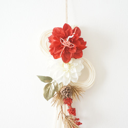 紅白ダリアと古松のお正月飾り 2枚目の画像