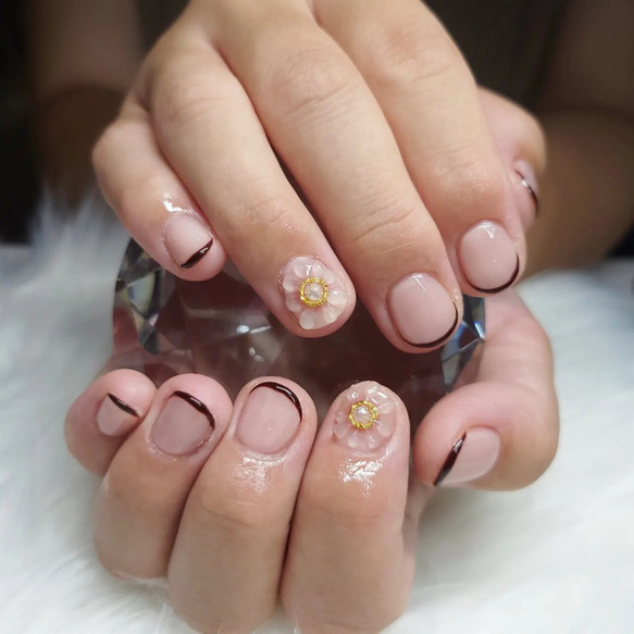 ぷっくりフラワー×スキニーフレンチ ネイルチップ（つけ爪） Beaubelle  