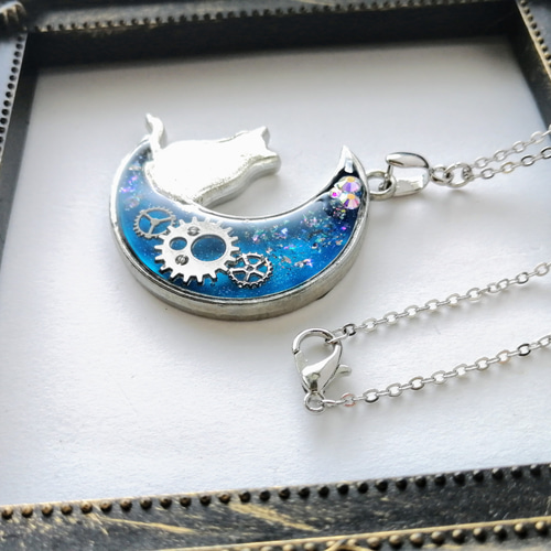 ブルーの猫の三日月ネックレス / レジン / スチームパンク / 歯車