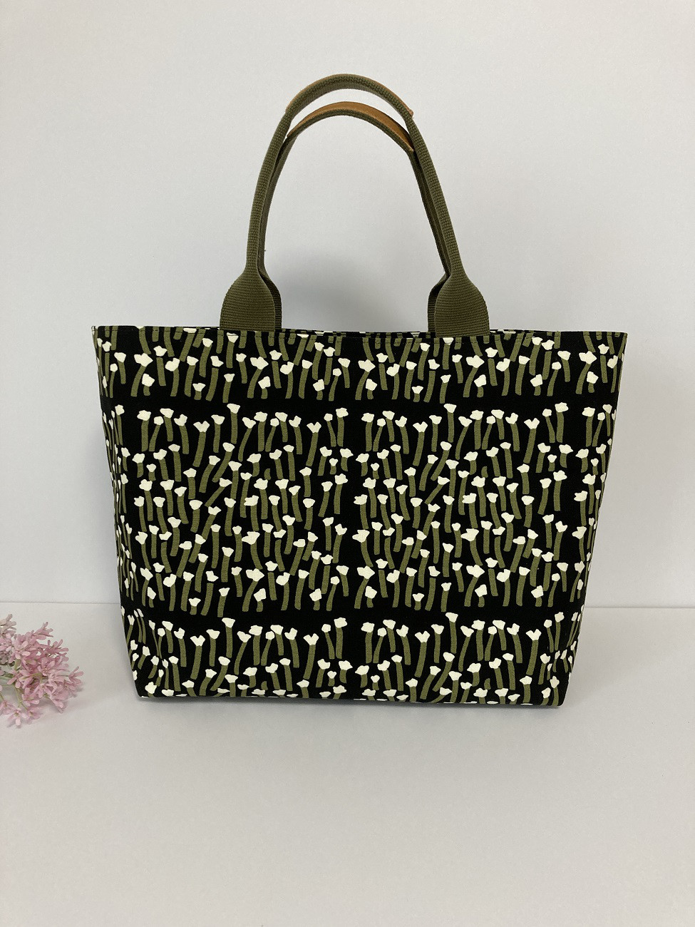 #121 黒地に白い小花柄の大型トートバッグ