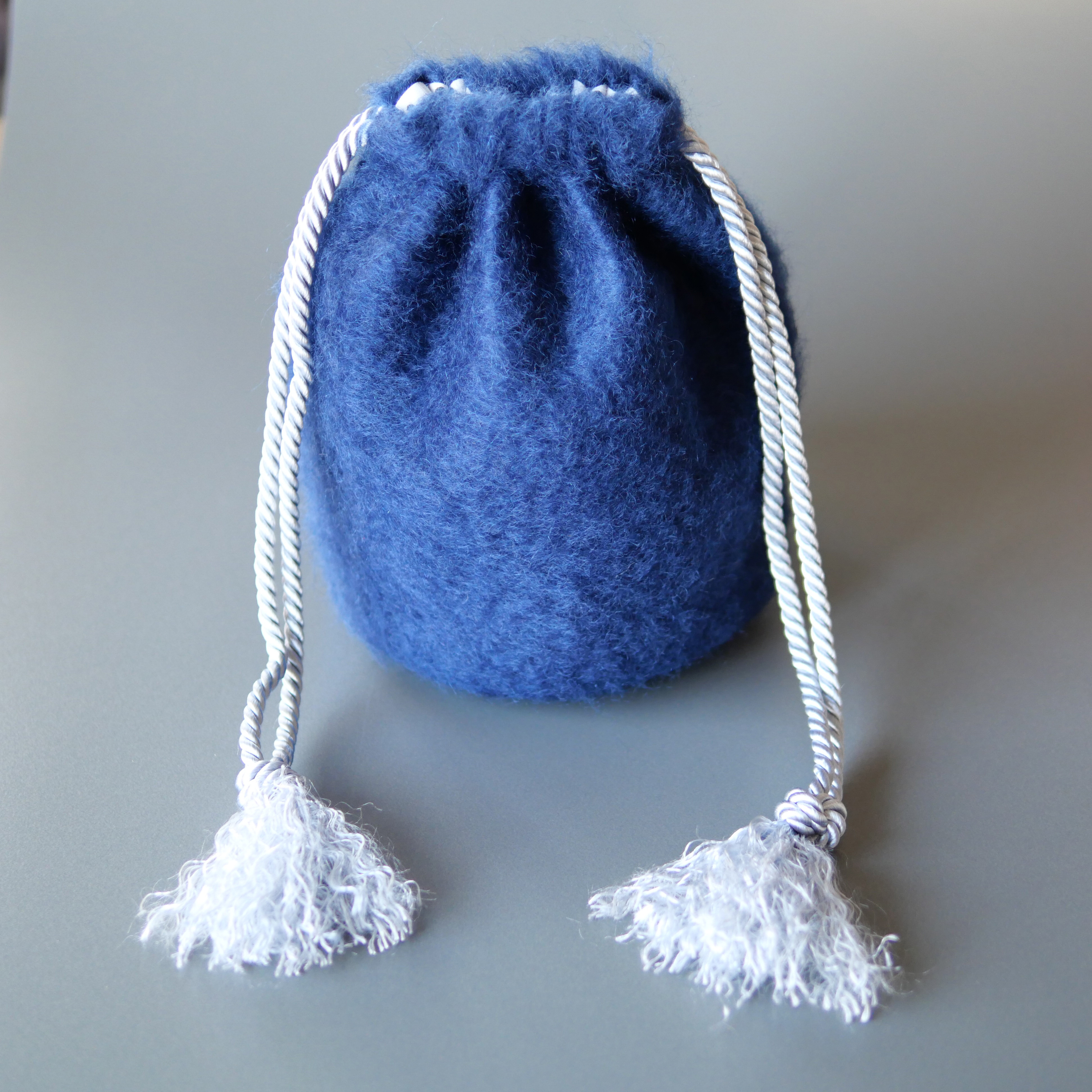 【即納可】丸底フリンジ巾着（ブルーシャギー） 4,293円