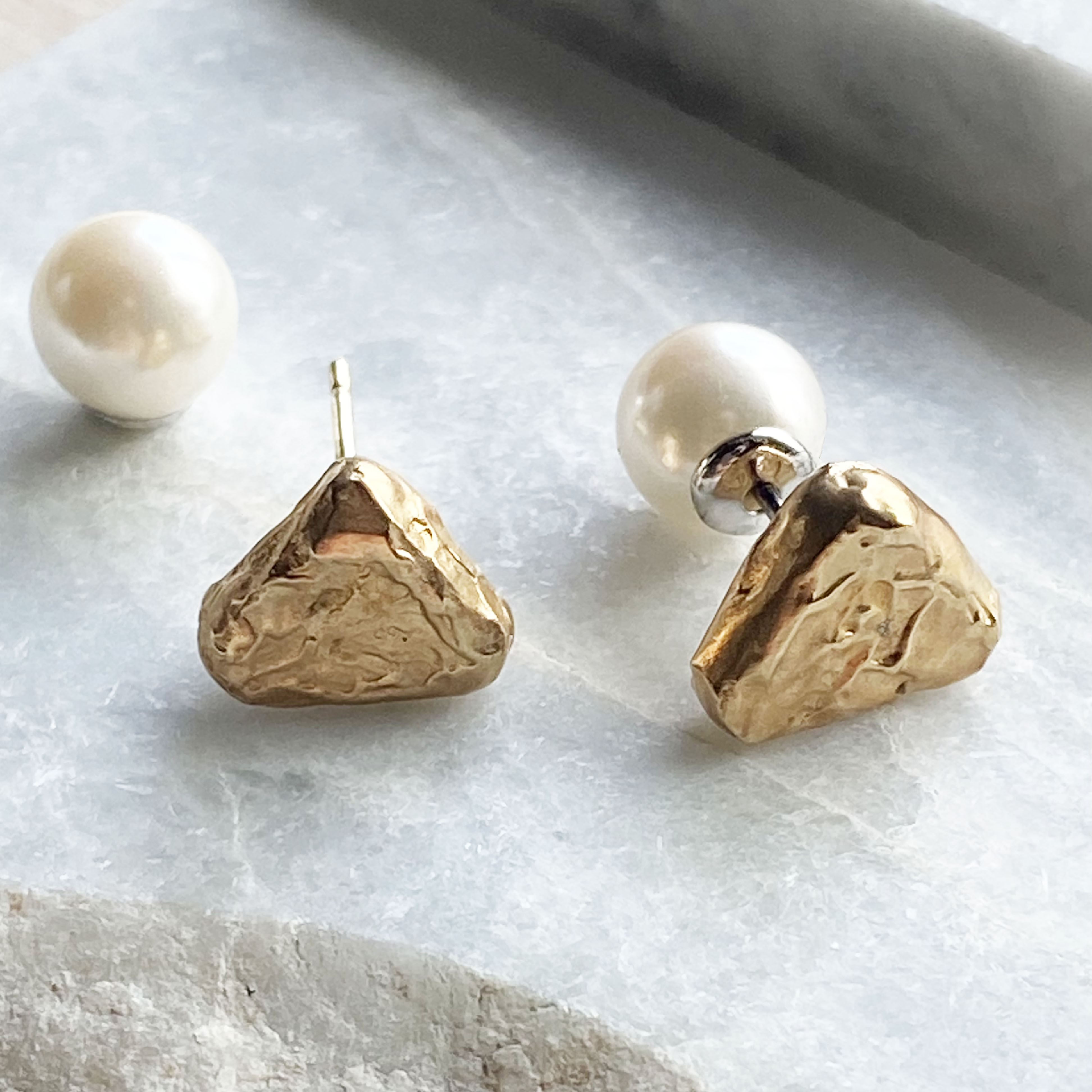 三角ゴールドカラーピアス