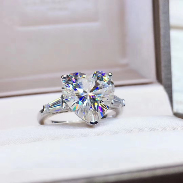 1.5カラット 】輝くモアサナイト リング K18WG - アクセサリー 1.5カラット 】輝くモアサナイト リング K18WG - アクセサリー