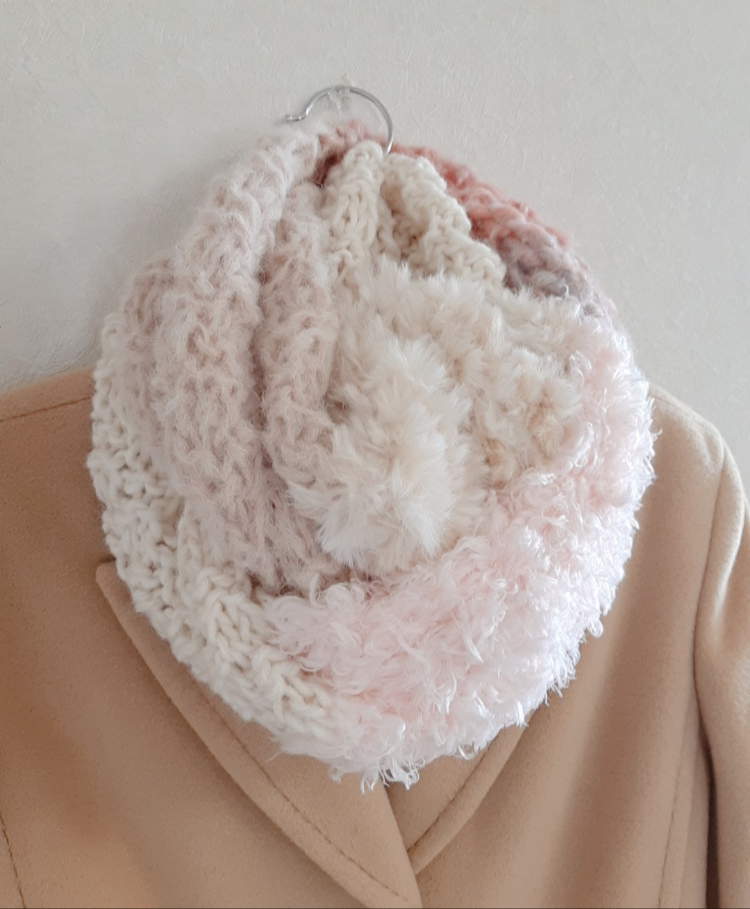 オフホワイトとピンクの女性らしく優しい印象のスヌード　お顔に映える色合い　やわらかい　軽い　ベーシックな色のコートに合う