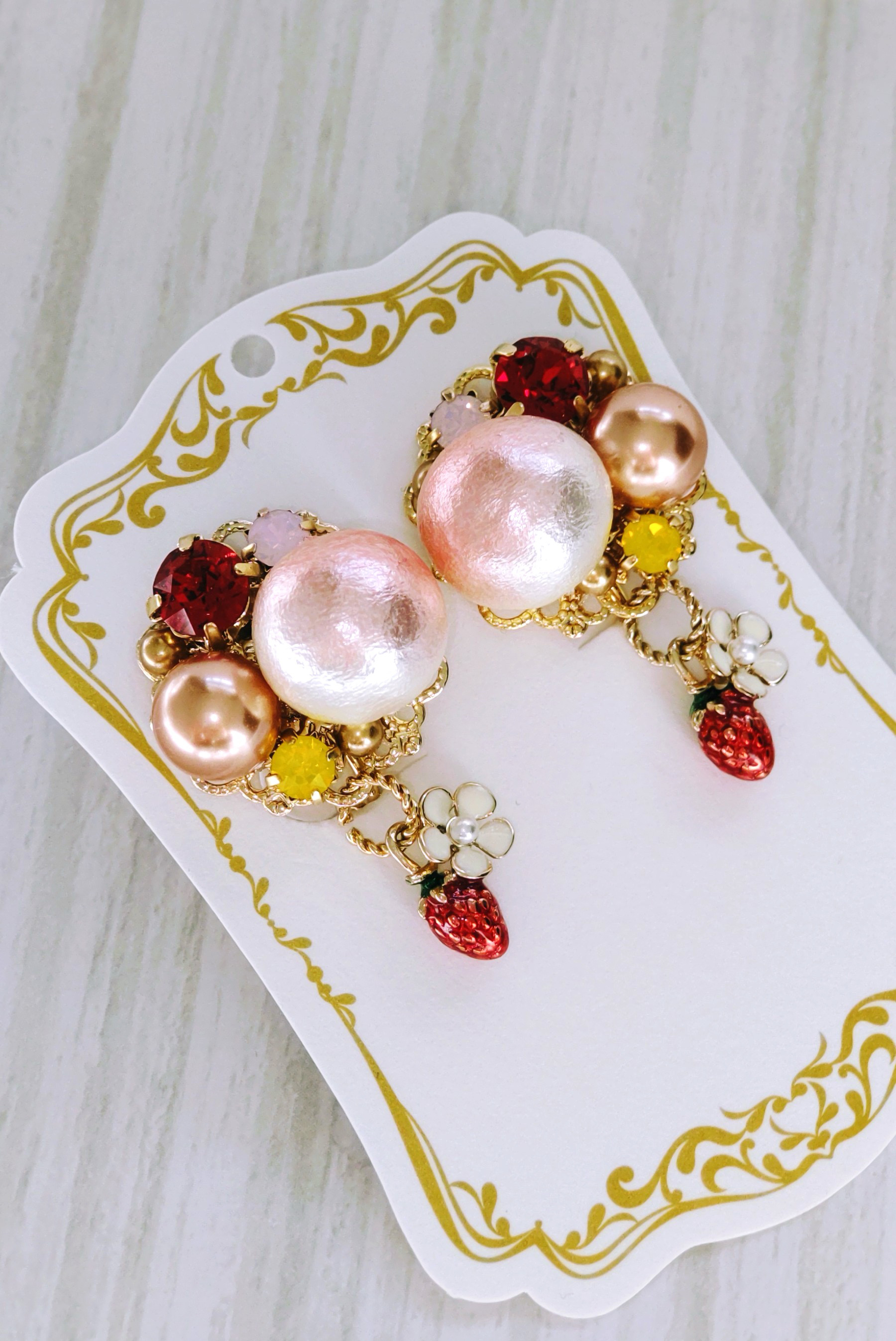 【イベントにもデイリーにも！】苺のイヤリング