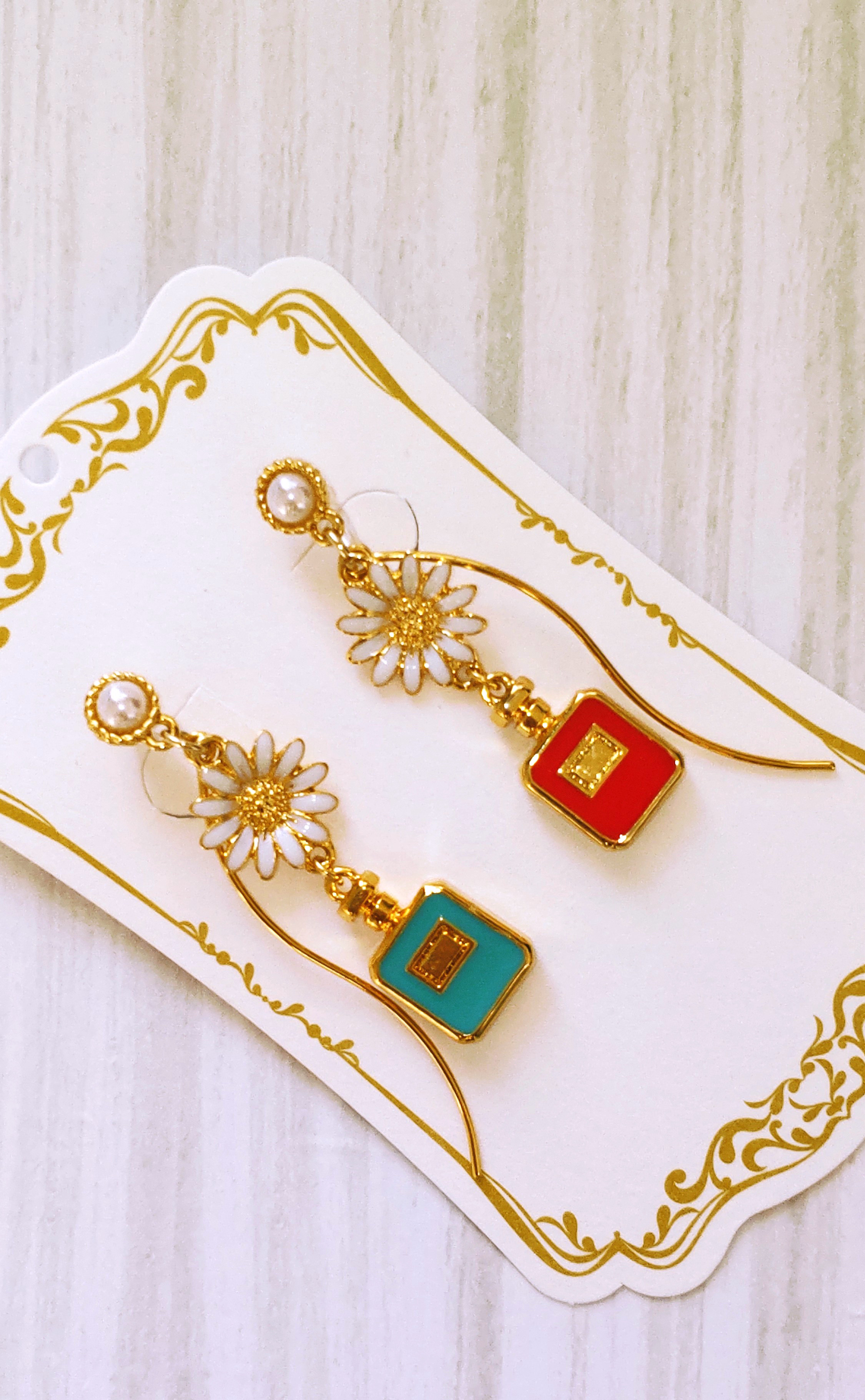 【さりげない遊び心】香水モチーフのノンホールピアス