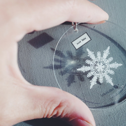 オーナメントにもなる　雪の結晶標本　アクリルキーホルダー　 2枚目の画像