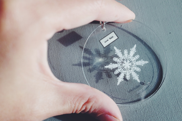 オーナメントにもなる　雪の結晶標本　アクリルキーホルダー　 2枚目の画像