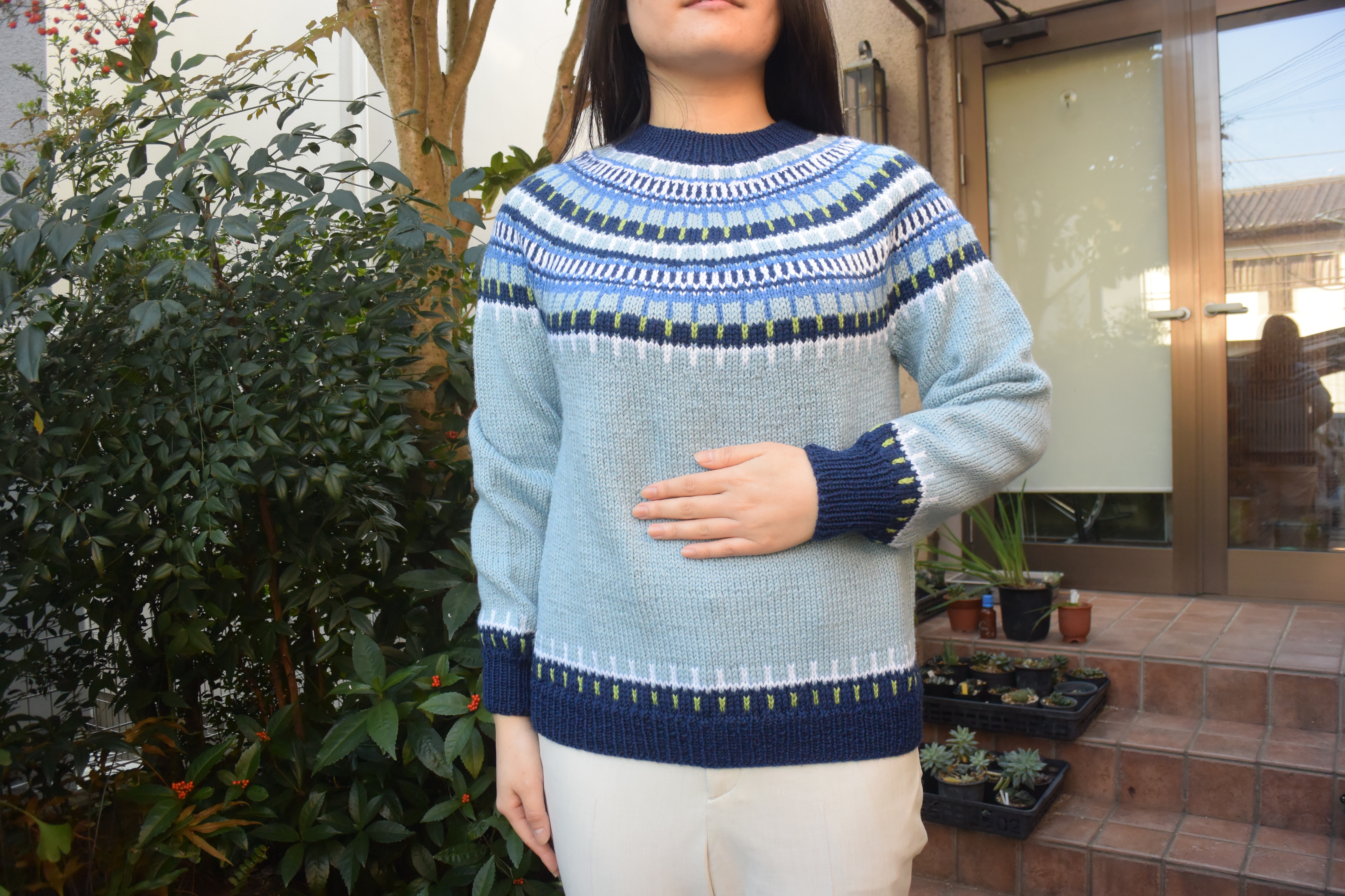 鍵盤みたいな柄のブルーセーター