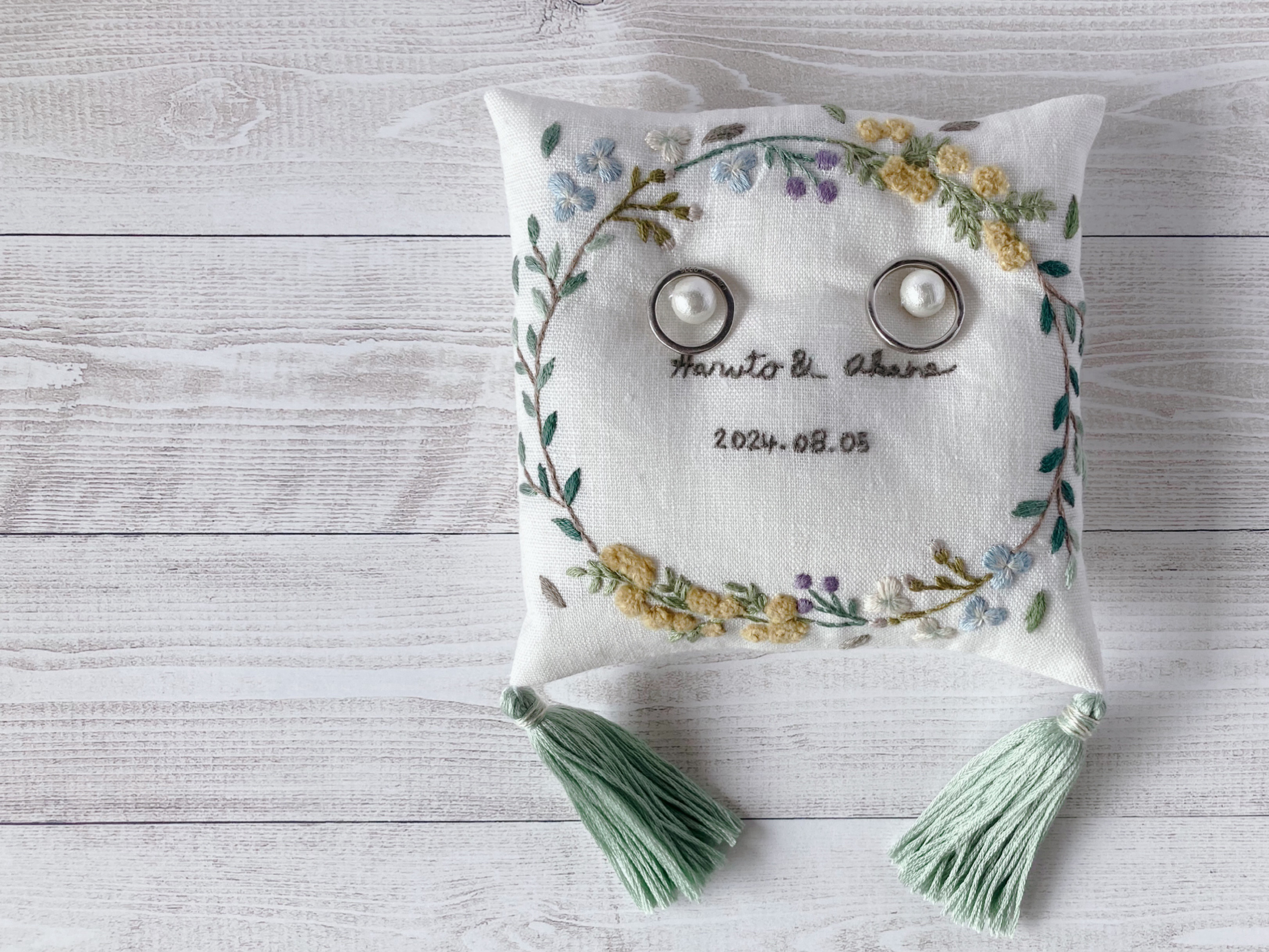 【名前記念日刺繍】刺繍のリングピロー　ミモザ＊acacia wreath＊名入れ