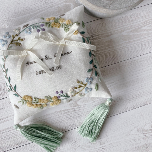 手刺繍入あずき/小豆のアイピロー【ミモザリースと蝶々】 取り込める